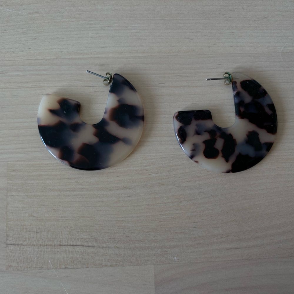 Tortoise Shell Colored Elegant Circular Earrings - image 2